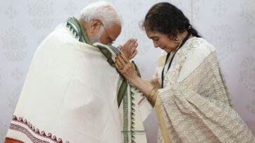Vyjayanthimala le presenta al primer ministro Modi un chal cuando se reúnen en Chennai.  ver fotos
