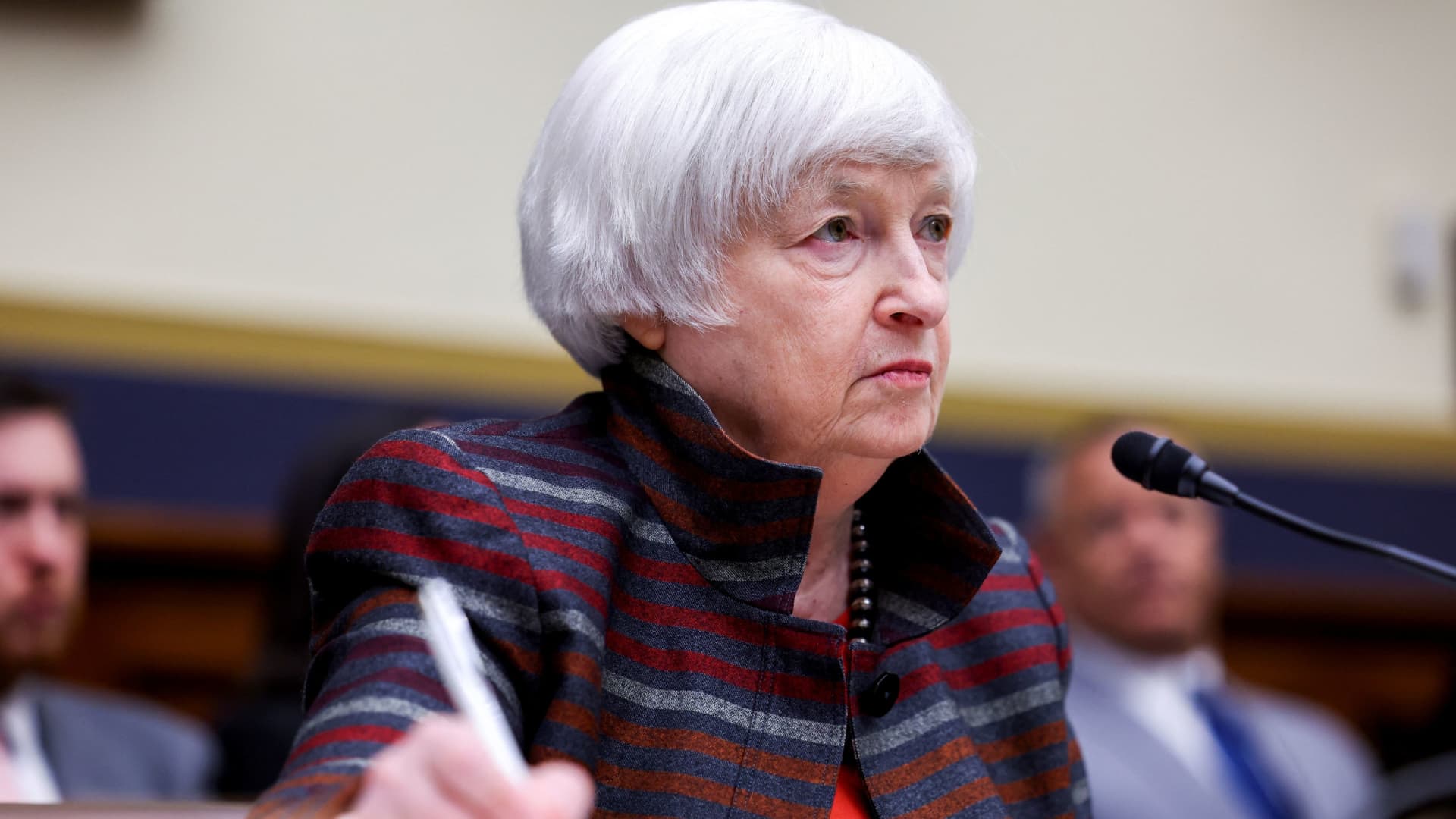 Yellen promociona el 'boom' de los vehículos eléctricos mientras los fabricantes de automóviles bajan el tono
