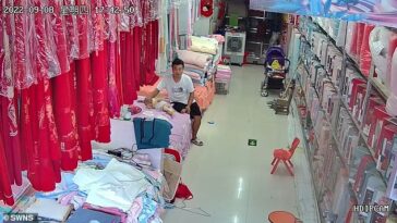 Guo, de Henan, China, estaba descansando con su hija en lo que parece ser una tienda antes de que se desatara el caos.