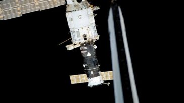 Un módulo en el lado ruso del laboratorio orbital, llamado Zvezda, está perdiendo aire a través de un agujero de un metro, confirmó la NASA.  El carguero ruso Progress 21 se ve atracado en Zvezda en el centro de esta foto.