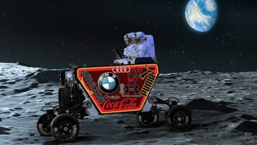 Astrolab tiene como objetivo enviar su rover 'Flex' a la Luna en 2026, aunque no está claro exactamente cómo participaría el vehículo lunar en la flagelación de los últimos productos.  Podrían aparecer anuncios en el lateral del buggy, que ha sido diseñado para transportar humanos y materiales alrededor de la luna (impresión de MailOnline)