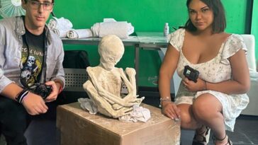 ¿Extraterrestres o engaño?  Los cineastas dicen que los 'humanoides momificados' de tres dedos encontrados en una cueva peruana 'son reales' y creen que un 30% de ADN 'desconocido' podría ser prueba de la existencia de 'nuevas especies'