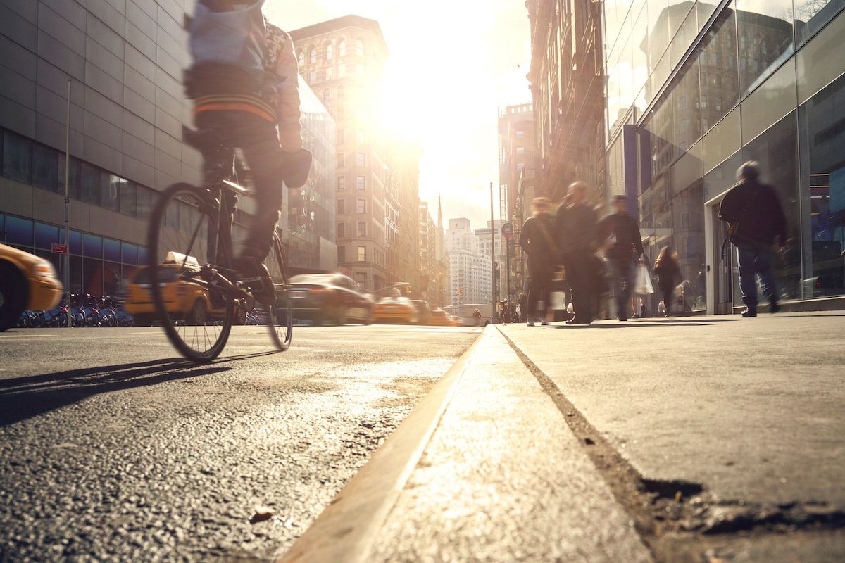 ¿Todos los conductores deberían poner pegatinas en los coches para ayudar a mantener seguros a los ciclistas?
