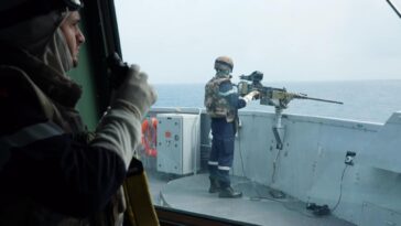 A bordo de un buque de guerra francés que protege a los buques del Mar Rojo de los ataques hutíes