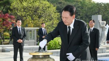 (LEAD) Yoon pays respects to victims of 1960 democracy uprising