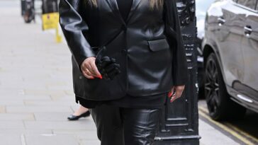 Alison Hammond optó por un elegante traje de cuero mientras se dirigía al hotel Corinthia de Londres el lunes, después de disfrutar de una romántica escapada de fin de semana con su novio David Putman.