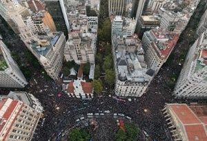 Argentinos salen a las calles para defender la educación pública