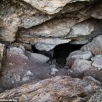 La entrada a la cueva Lovelock en Nevada, donde dos mineros tropezaron accidentalmente con los restos de docenas de personas antiguas, algunas de las cuales, según se informa, eran anormalmente altas.
