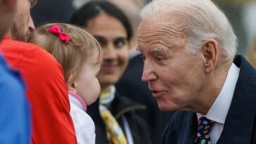 El presidente Joe Biden conversa con un niño en el lanzamiento de huevos de Pascua de la Casa Blanca