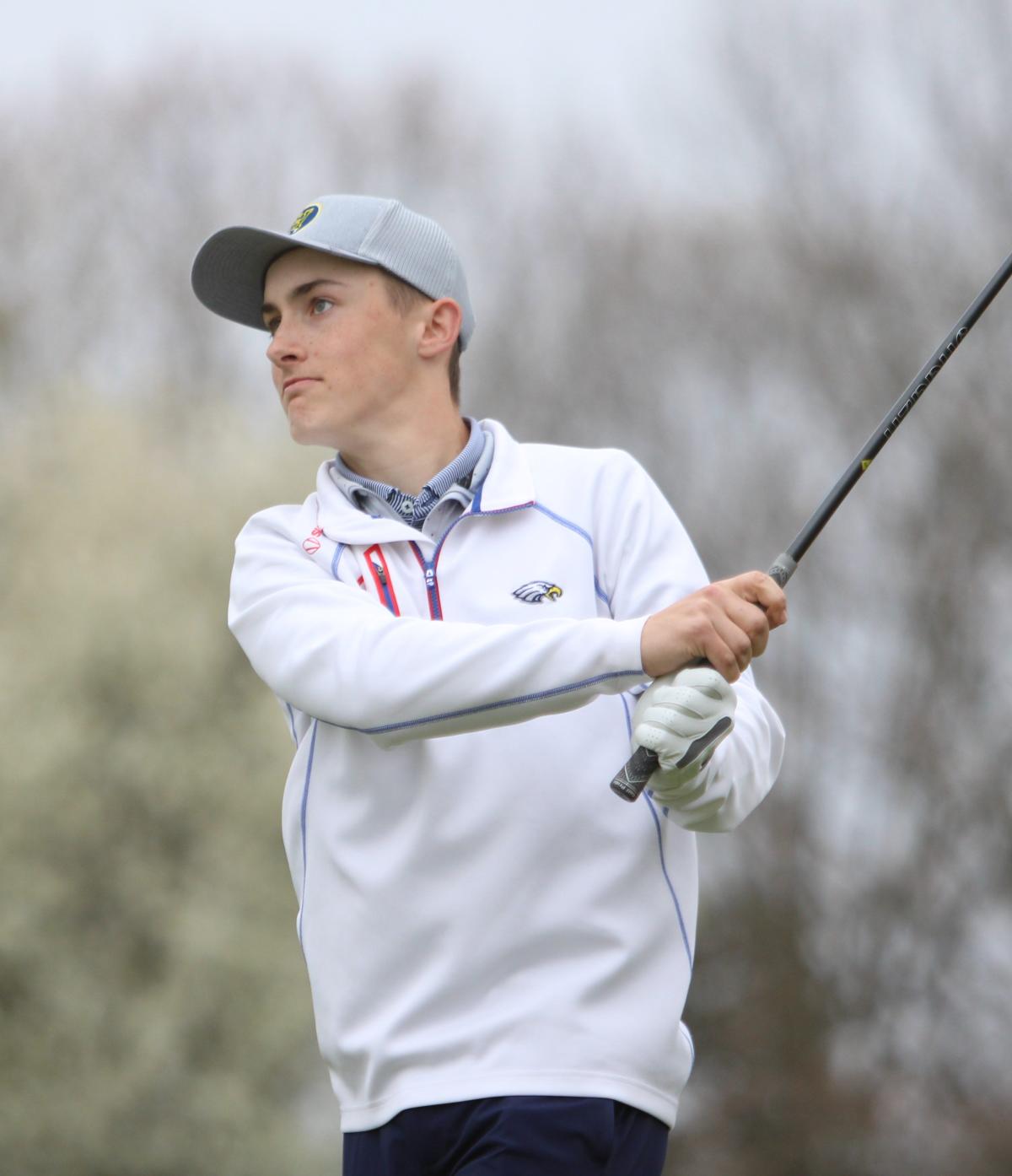 Brighton logra una puntuación récord y el golfista de Hartland gana el medallista en el torneo KLAA
