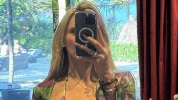 Charlotte Flair deslumbra con una preciosa selfie en bikini espejo