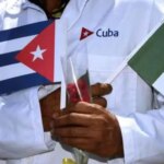 Cientos de médicos mexicanos son despedidos mientras la administración de AMLO se prepara para recibir más médicos cubanos