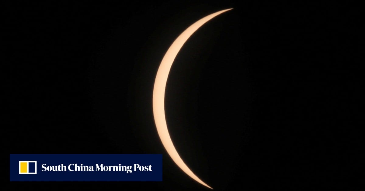 Comienza eclipse solar de Norteamérica en balneario mexicano
