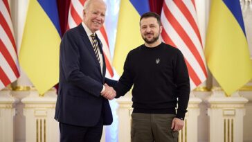 Zelensky se ha reunido con el presidente estadounidense Joe Biden en numerosas ocasiones desde que comenzó la invasión de Rusia; la pareja se muestra aquí en febrero de 2024.