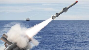 Dos portamisiles rusos armados con ocho Kalibrs permanecen en el Mar Negro