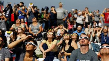 El eclipse solar de hoy será el mayor evento astronómico de la década.  Y mientras millones de personas en todo el mundo se preparan para presenciar este raro evento, los expertos han revelado las tres cosas que nunca debes hacer.