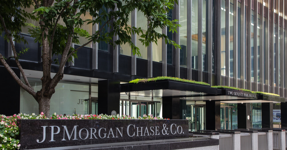 El CEO de JPMorgan llama a Bitcoin un 'esquema Ponzi' a pesar de la participación de JPMorgan en los ETF de Bitcoin - CoinJournal
