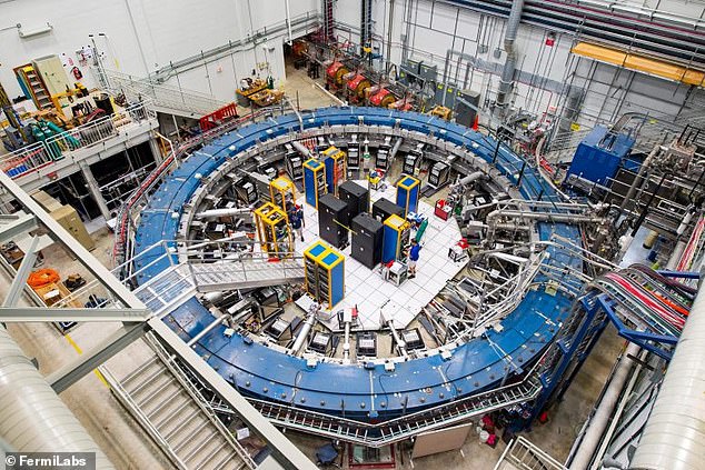El acelerador de partículas más grande y potente del mundo hizo chocar protones el viernes, acercando a los científicos a la comprensión del Big Bang