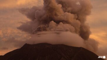 El Monte Ruang de Indonesia vuelve a entrar en erupción después de que miles de personas fueran evacuadas