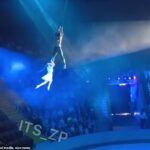 Dos niños acróbatas estaban realizando un acto aéreo en un circo de Ucrania antes de que el niño