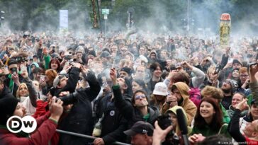 El deleite de los fumadores: miles de personas encienden el 420 en Berlín
