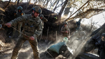 El máximo general de Ucrania dice que las tropas retroceden a medida que los combates empeoran en el frente oriental