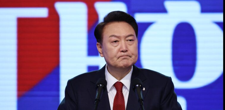 El presidente surcoreano Yoon enfrenta desafíos en política exterior después de las elecciones a la Asamblea Nacional