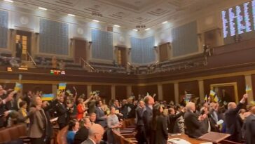 Un nuevo proyecto de ley liderado por el Partido Republicano busca prohibir a los miembros enarbolar banderas de cualquier nación extranjera en la Cámara de Representantes después de que los demócratas agitaran banderas ucranianas mientras se aprobaba un proyecto de ley de ayuda exterior tan esperado.