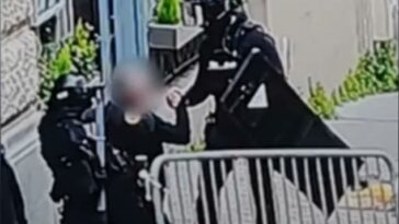 Un hombre se entregó a la policía y, según informes, amenaza con hacerse estallar en el consulado iraní en París con un chaleco suicida.  El hombre se entregó poco después de las 2 de la tarde, salió del consulado con las manos en alto y se entregó a la policía en el lugar.