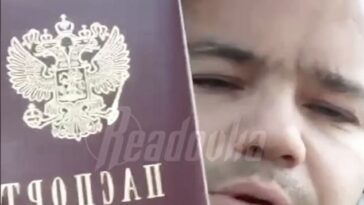 El traidor inglés que lucha para las fuerzas de Putin en Ucrania revela que se le ha concedido la ciudadanía rusa: el matón que prometió poner a las tropas de Kiev "en cajas de madera" agita su nuevo pasaporte en un vídeo antes de "condenar" a Gran Bretaña