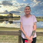 Emma Bates (en la foto), de 49 años, fue encontrada muerta dentro de su casa en Cobram, cerca de la frontera con Nueva Gales del Sur, en el extremo norte de Victoria, alrededor de las 2:15 p. m. del martes, después de haber sufrido heridas en la parte superior del cuerpo y en la cara.