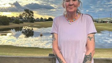 Emma Bates (en la foto), de 49 años, fue encontrada muerta dentro de su casa en Cobram, cerca de la frontera con Nueva Gales del Sur, en el extremo norte de Victoria, alrededor de las 2:15 p. m. del martes, después de haber sufrido heridas en la parte superior del cuerpo y en la cara.