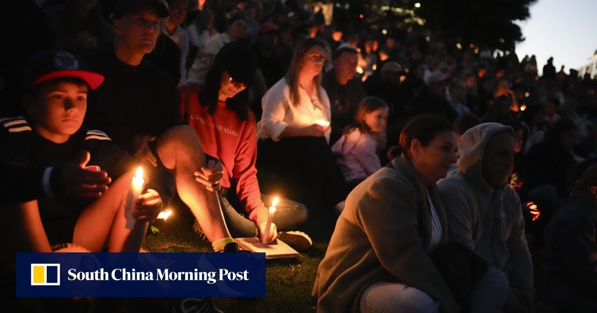 En Australia, multitudes se unen al monumento en Bondi Beach en memoria de las víctimas de apuñalamiento en un centro comercial
