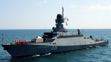 En Crimea, los rusos cubren los buques de guerra con buques de suministro