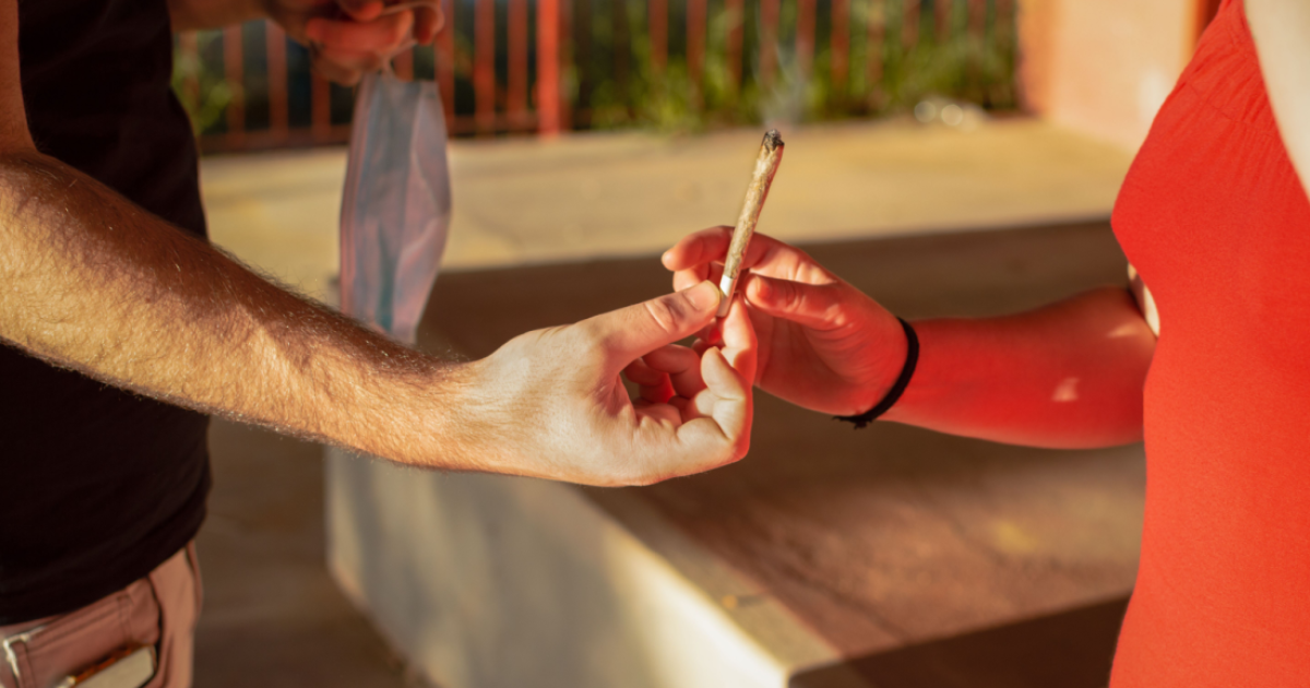 Es posible que pronto se prohíba fumar marihuana en bares, festivales y parques de Baviera
