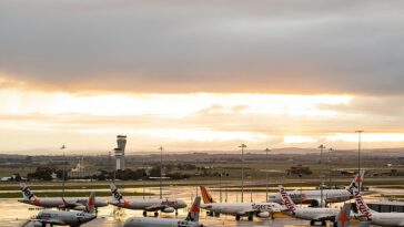 La policía federal arrestó y acusó a tres mujeres en el aeropuerto de Melbourne el 12 de abril después de descubrir aproximadamente 10 kg de cocaína escondida dentro de seis maletas.