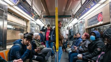 La aglomeración en espacios públicos puede ser una fuente de estrés para algunas personas.  Para los 3,2 millones de personas que viajan en metro cada día, la falta de espacio personal puede contribuir a la sensación de estrés.