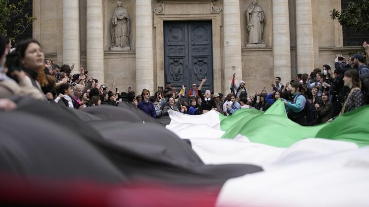 Estudiantes franceses protestan a favor de Palestina en la Sorbona