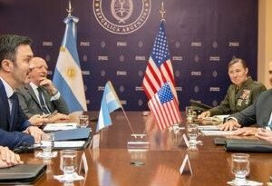 General Richardson visita Argentina para asegurar proyectos del Comando Sur