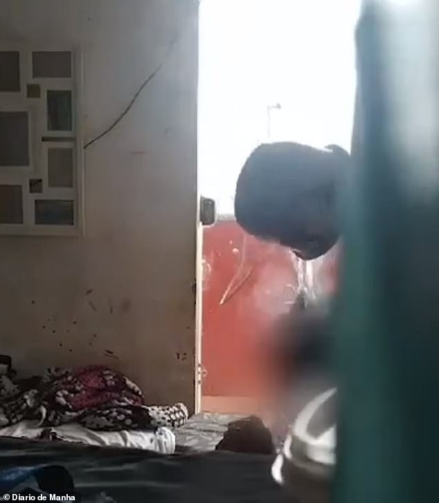 La policía de Brasilia, Brasil, está buscando a una mujer de 42 años que fue vista en un video arrojando agua hirviendo sobre su sobrina de 14 años en su casa el jueves.  La niña sufrió quemaduras en el 13 por ciento del pecho y la espalda.