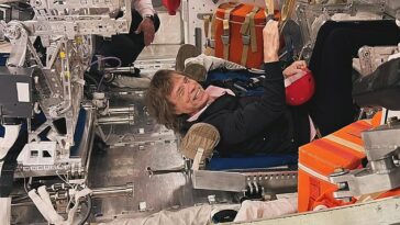 El líder de los Rolling Stones se reunió con una serie de astronautas, visitó la sala de control de la misión de la NASA y fue atado a un simulador de nave espacial durante su visita el viernes.