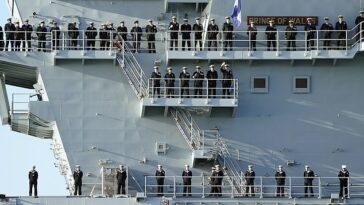 La Royal Navy ha gastado £2,4 millones en personal de diversidad e inclusión en los últimos años, lo que genera preocupaciones (en la foto: marineros que regresan a Portsmouth en 2023)