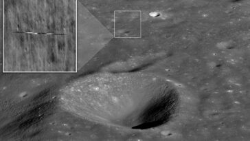 Durante el fin de semana, el Lunar Reconnaissance Orbiter (LRO) de la NASA vio algo que hizo reflexionar a los funcionarios de la agencia espacial.  Parecía una tabla de surf: larga, estrecha y aparentemente plana.