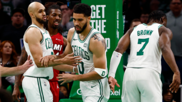 Jayson Tatum de los Celtics 'bien' después de una dura y controvertida falta de Caleb Martin del Heat en el último minuto del Juego 1