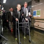 La condena por violación de Harvey Weinstein en Nueva York es anulada cuando un tribunal de apelaciones dictamina que no tuvo un juicio justo
