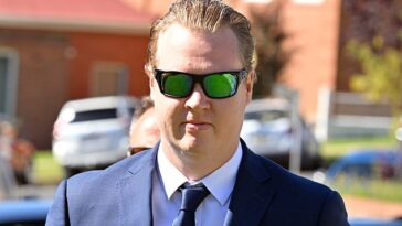 El policía de Nueva Gales del Sur, Kristian White, de 33 años, compareció ante la Corte Suprema a través de un enlace de video el viernes, donde presentó su declaración formal y se comprometió a ser juzgado el 11 de noviembre por un cargo de homicidio involuntario.