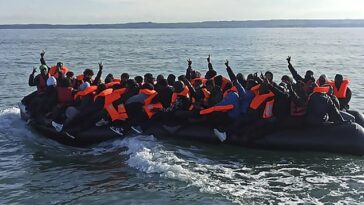 Migrantes en el barco justo después del incidente del martes (la Prefectura Marítima Francesa capturó la foto)