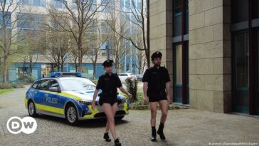 La policía bávara se queda sin pantalones en una protesta uniformada