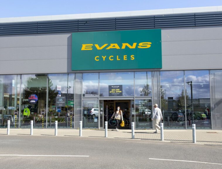La tienda Evans Cycles cubre sus paredes con stock de WiggleCRC a precio reducido