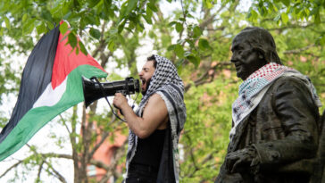 Las protestas pro palestinas se extienden en las universidades de EE. UU. mientras la policía reprime